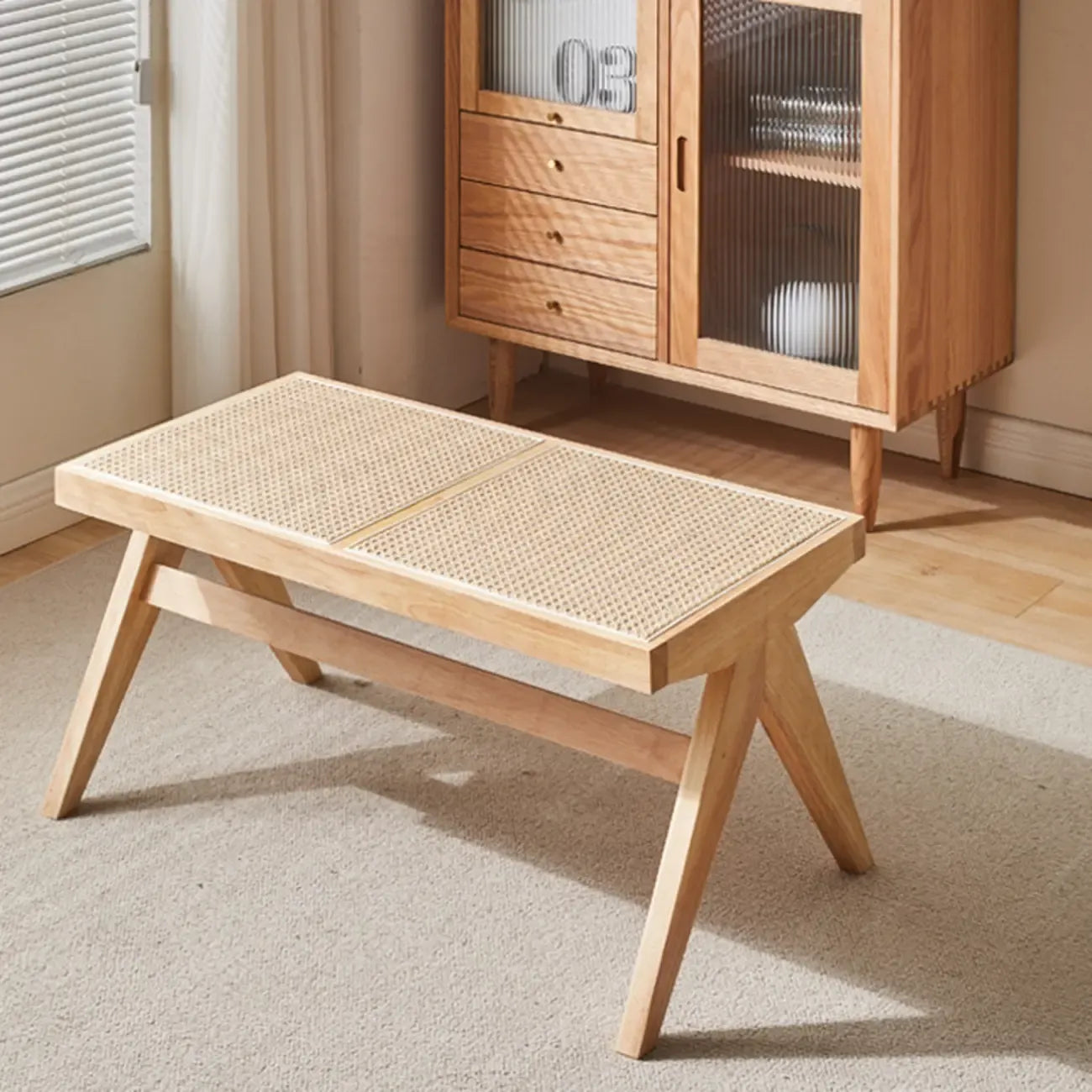 Bancs rectangulaires élégants en bois de cerisier avec plateau en rotin