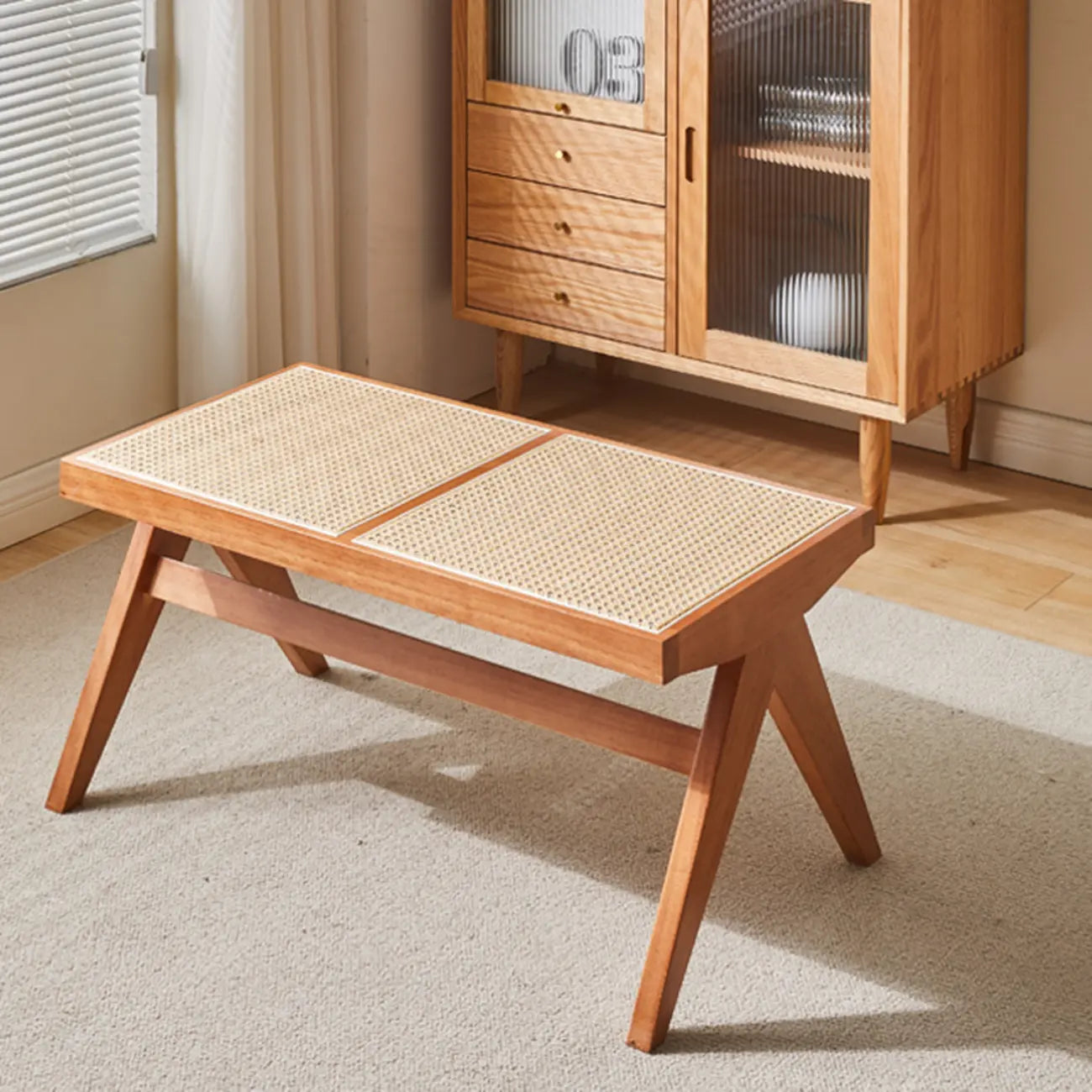 Bancs rectangulaires élégants en bois de cerisier avec plateau en rotin