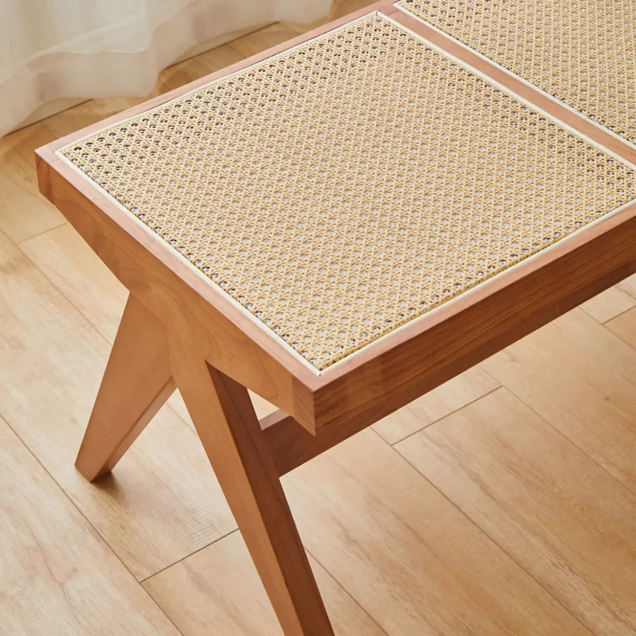 Bancs rectangulaires élégants en bois de cerisier avec plateau en rotin