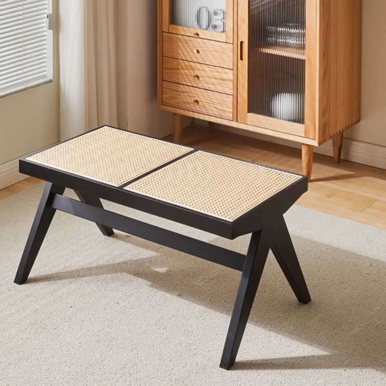 Bancs rectangulaires élégants en bois de cerisier avec plateau en rotin