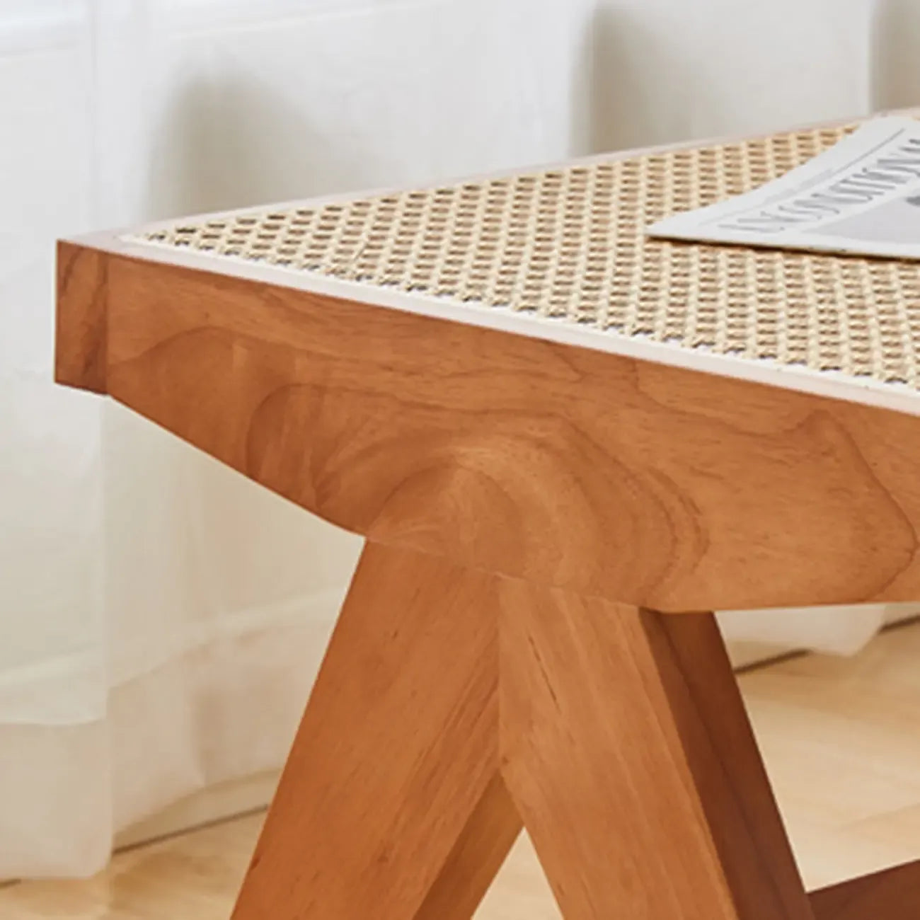 Bancs rectangulaires élégants en bois de cerisier avec plateau en rotin
