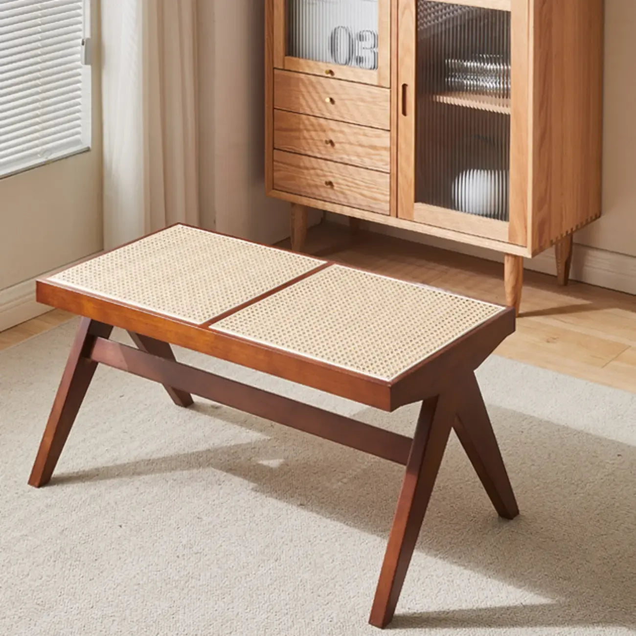 Bancs rectangulaires élégants en bois de cerisier avec plateau en rotin