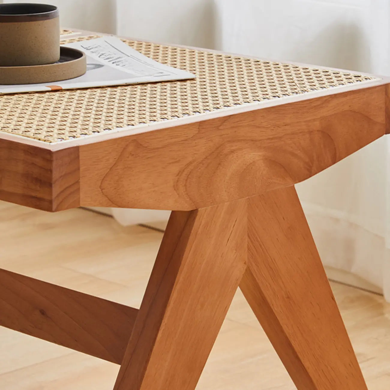 Bancs rectangulaires élégants en bois de cerisier avec plateau en rotin
