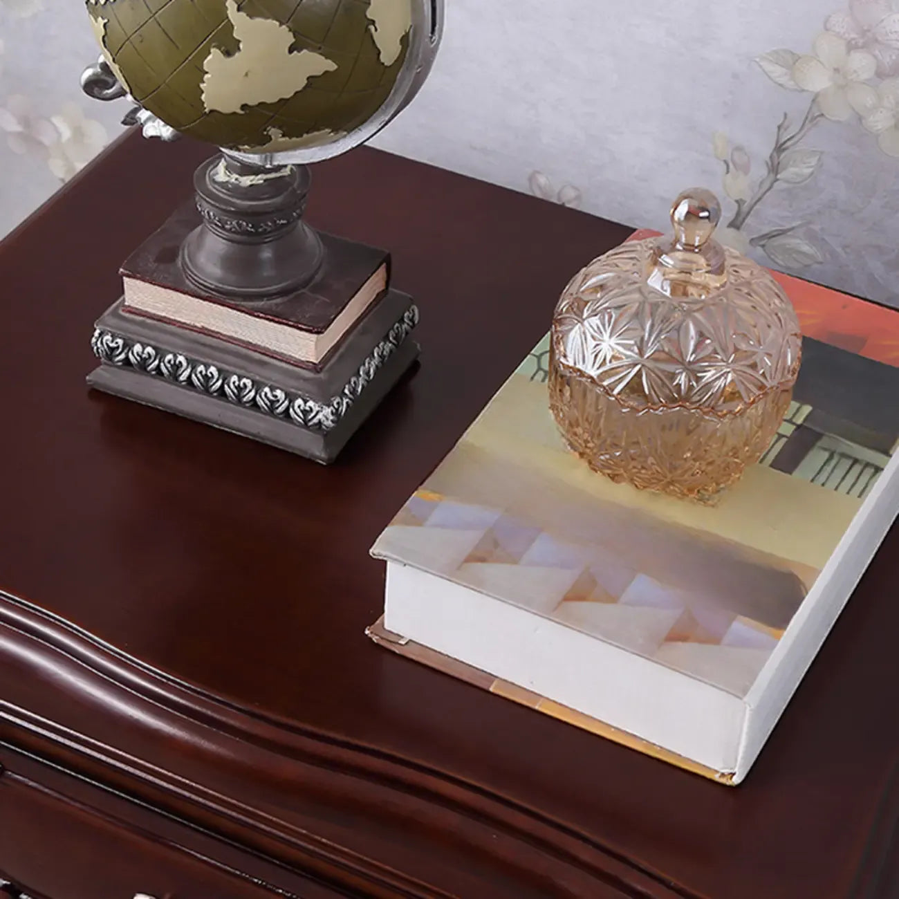 Table de chevet traditionnelle en bois sculpté à 2 tiroirs