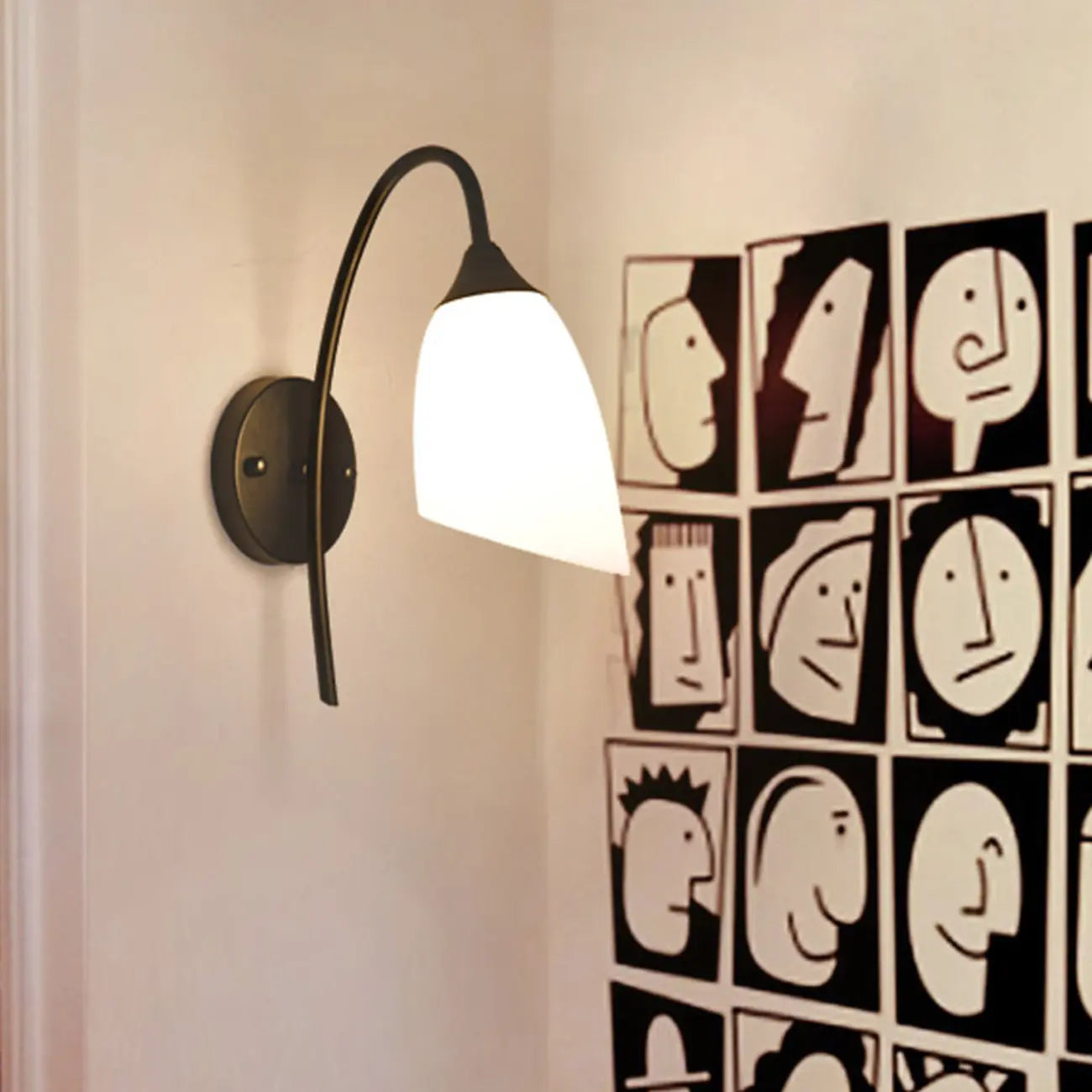 Applique murale minimaliste en verre blanc pour éclairage de chambre