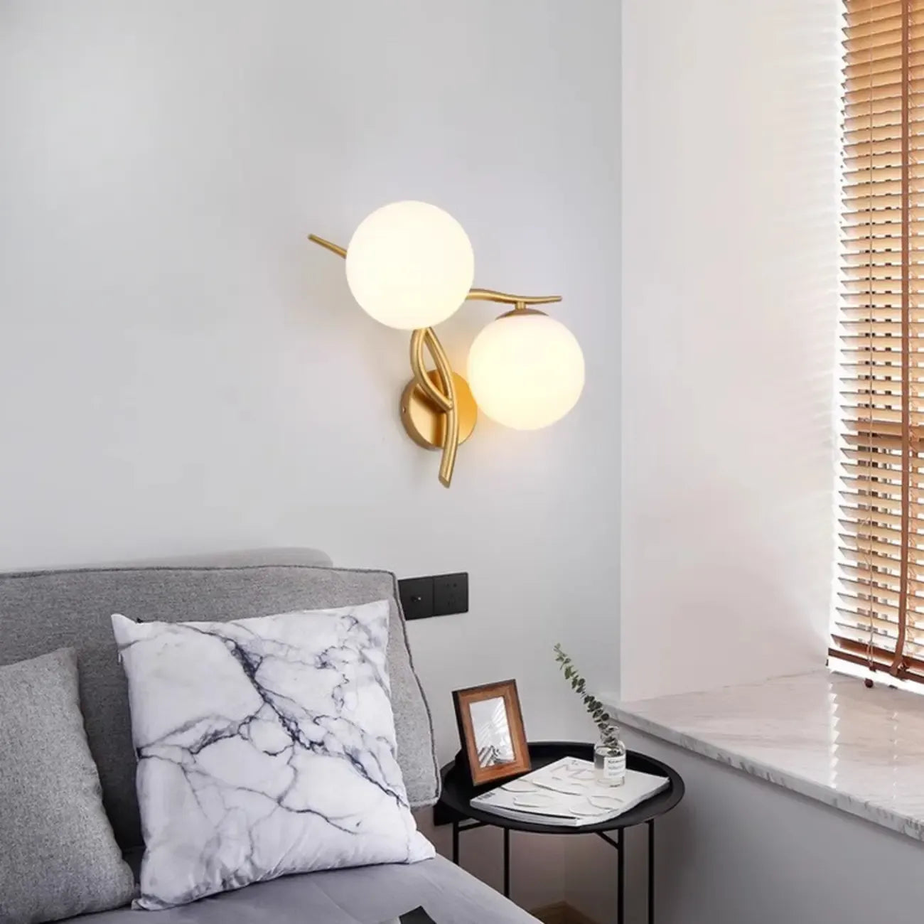 Applique murale minimaliste en verre blanc pour éclairage de chambre