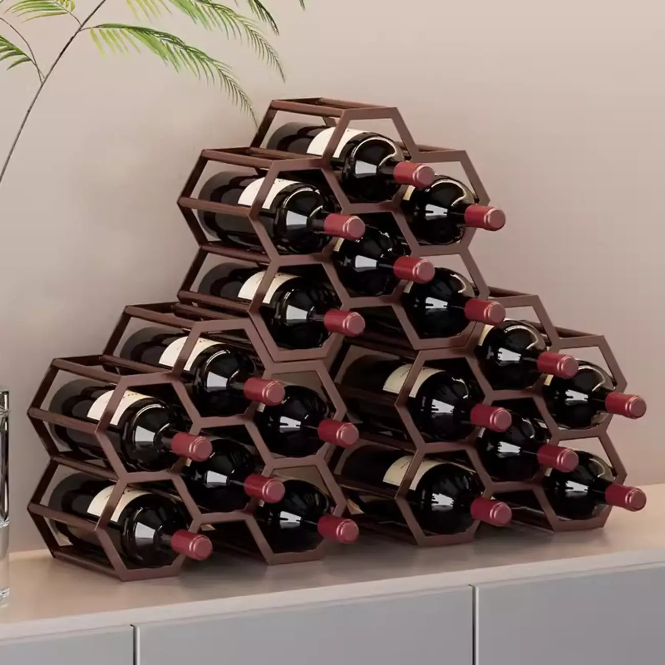 Porte-bouteilles hexagonal en métal autoportant, à poser sur une table.