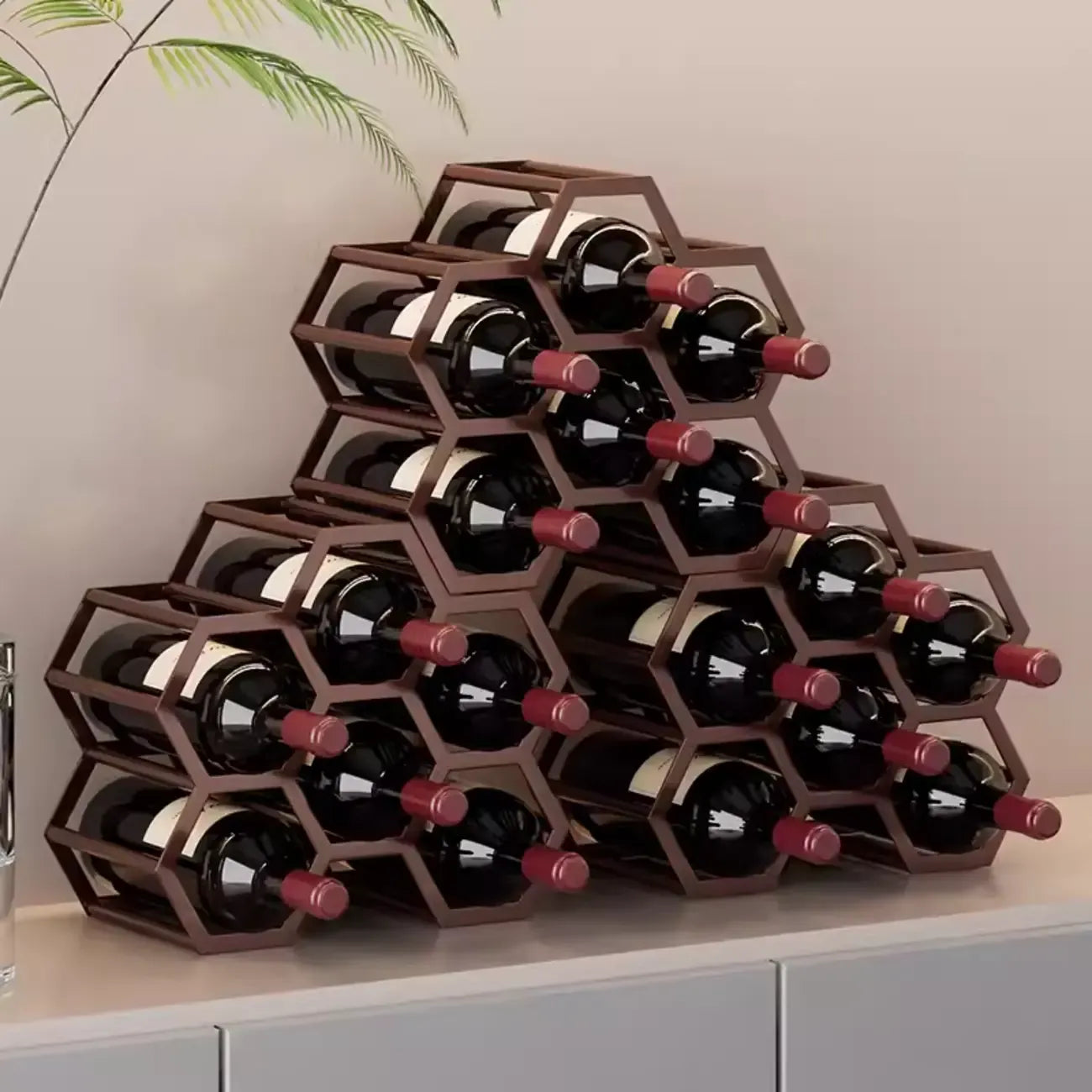 Porte-bouteilles hexagonal en métal autoportant, à poser sur une table.