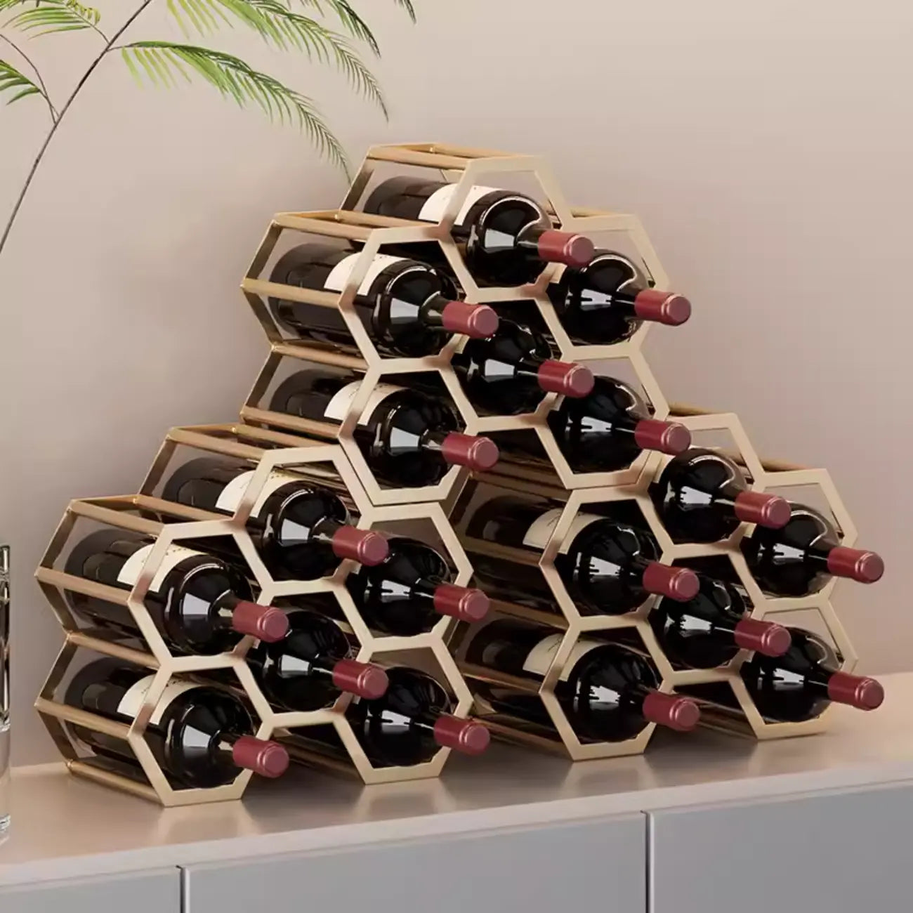 Porte-bouteilles hexagonal en métal autoportant, à poser sur une table.