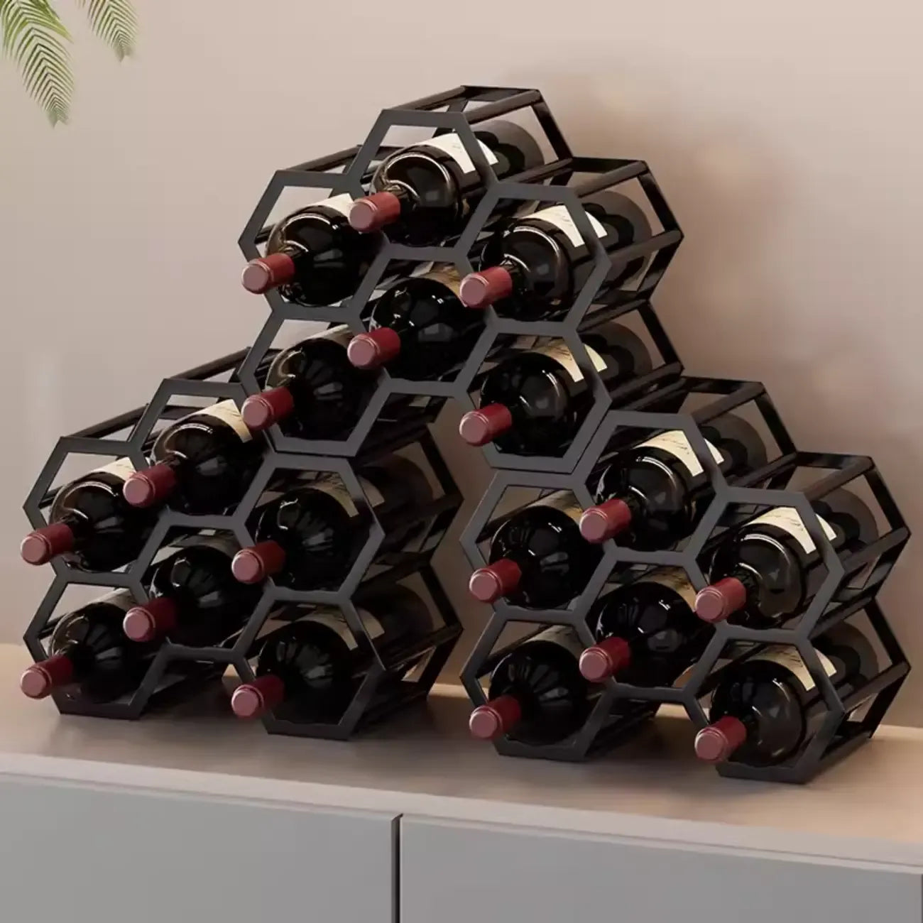 Porte-bouteilles hexagonal en métal autoportant, à poser sur une table.