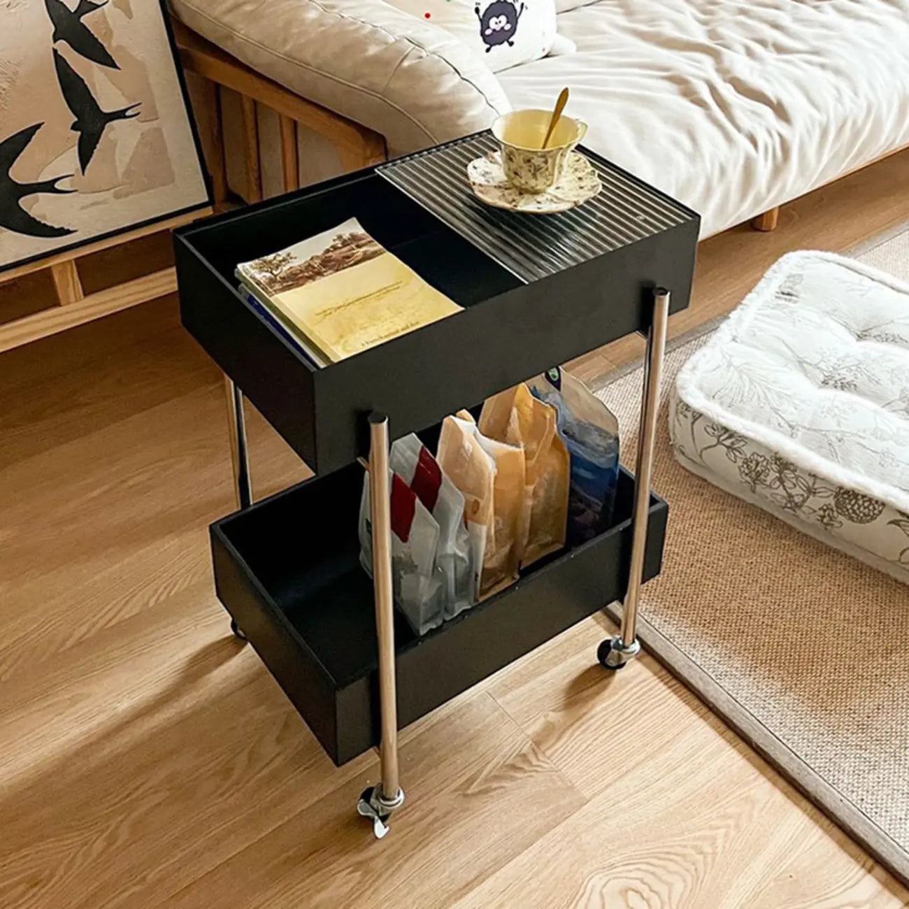 Petite table d'appoint tendance noire à 2 niveaux avec roulettes