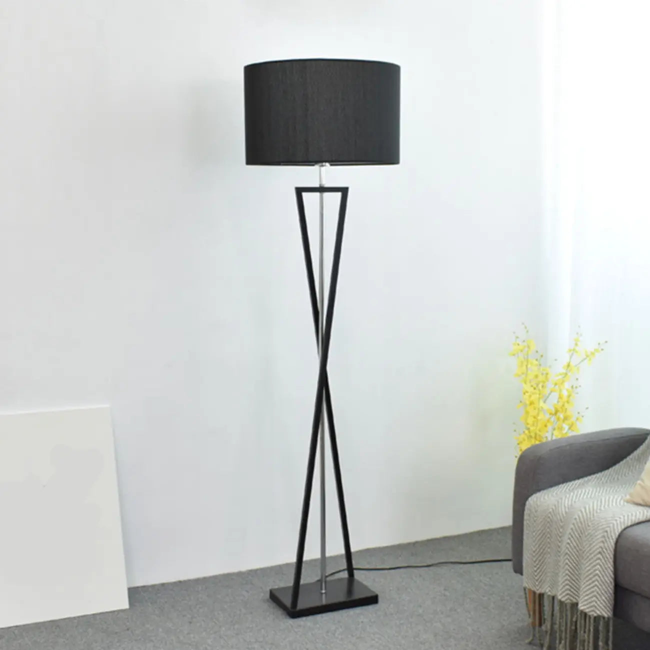 Lampadaire moderne en métal noir avec abat-jour cylindrique