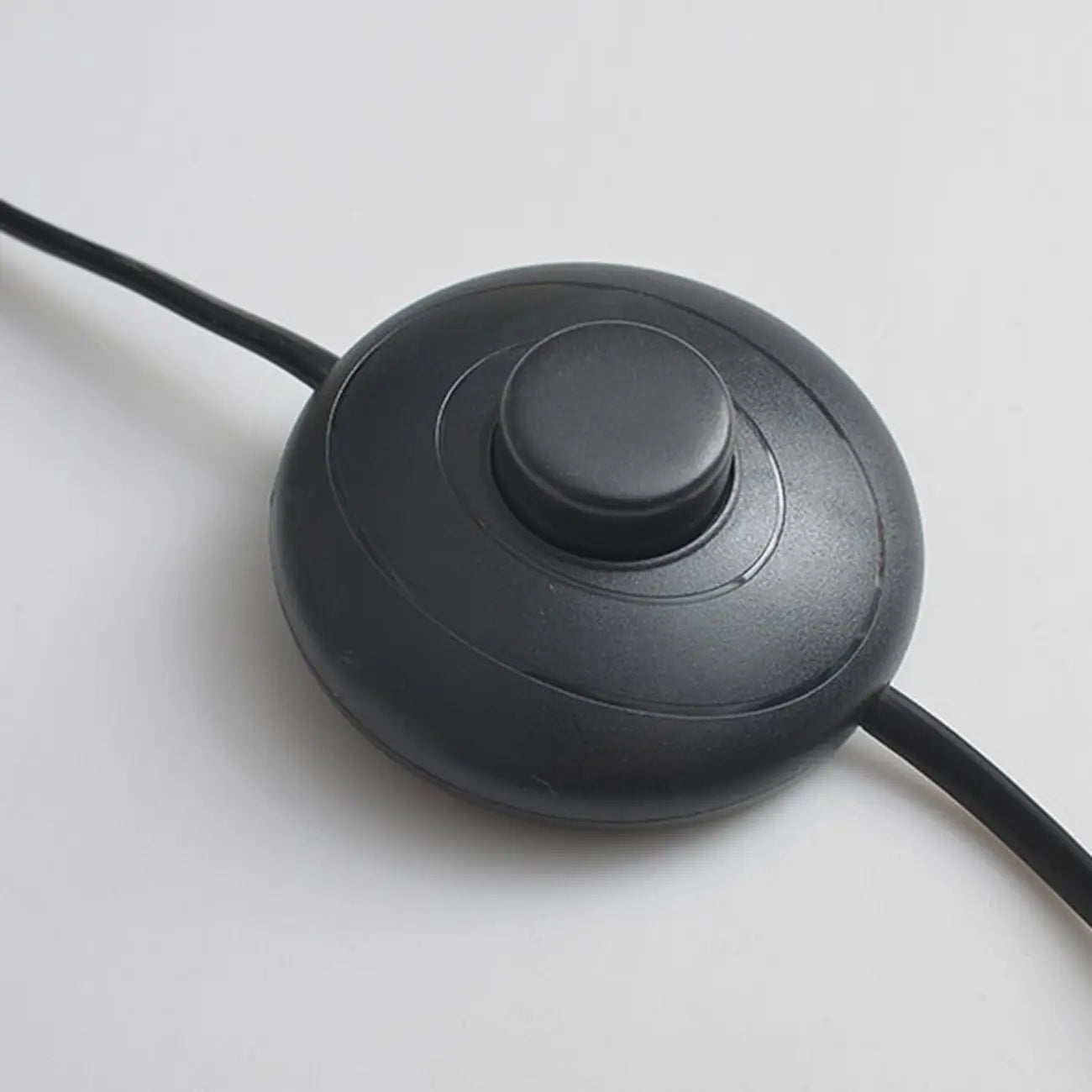 Lampadaire moderne en métal noir avec abat-jour cylindrique