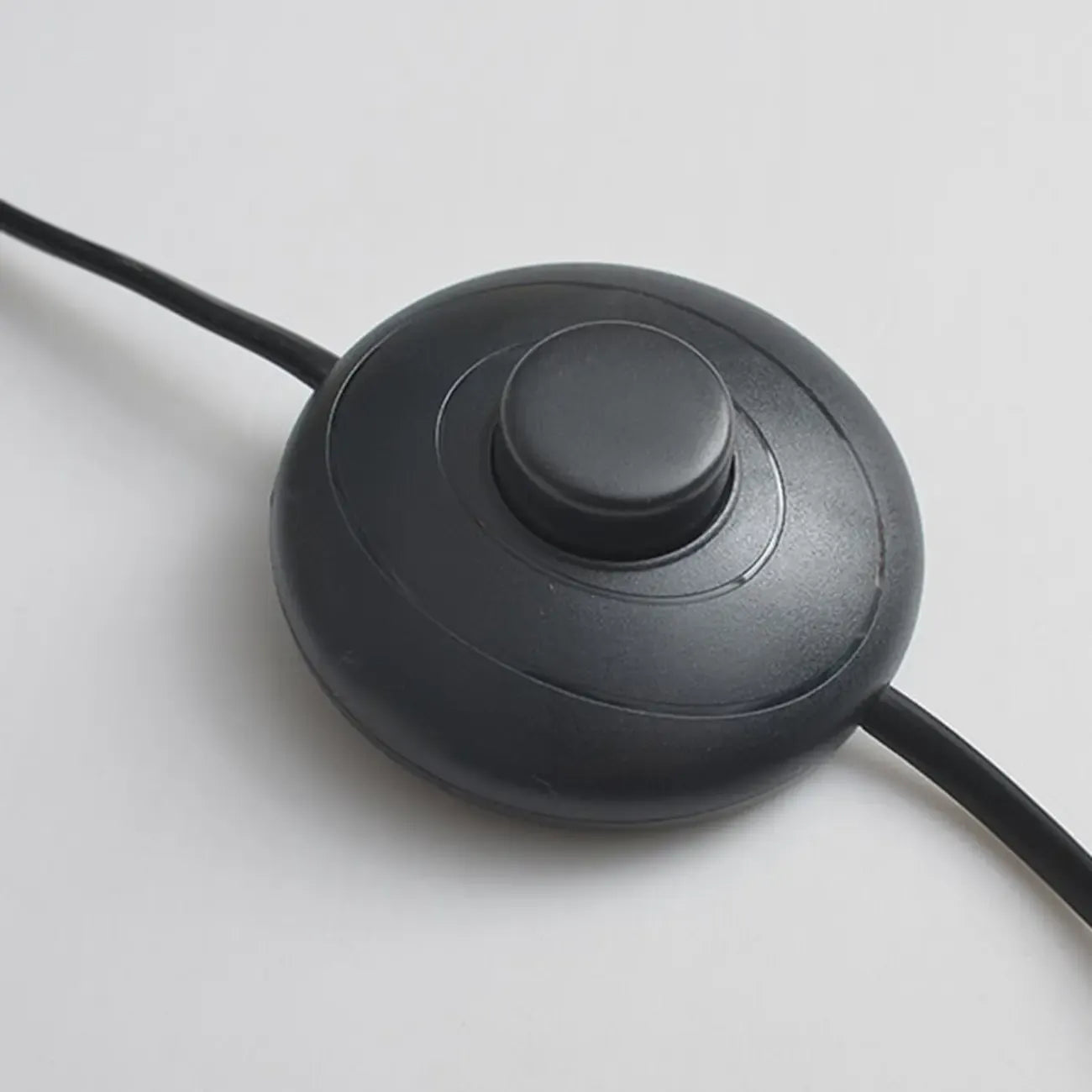 Lampadaire moderne en métal noir avec abat-jour cylindrique