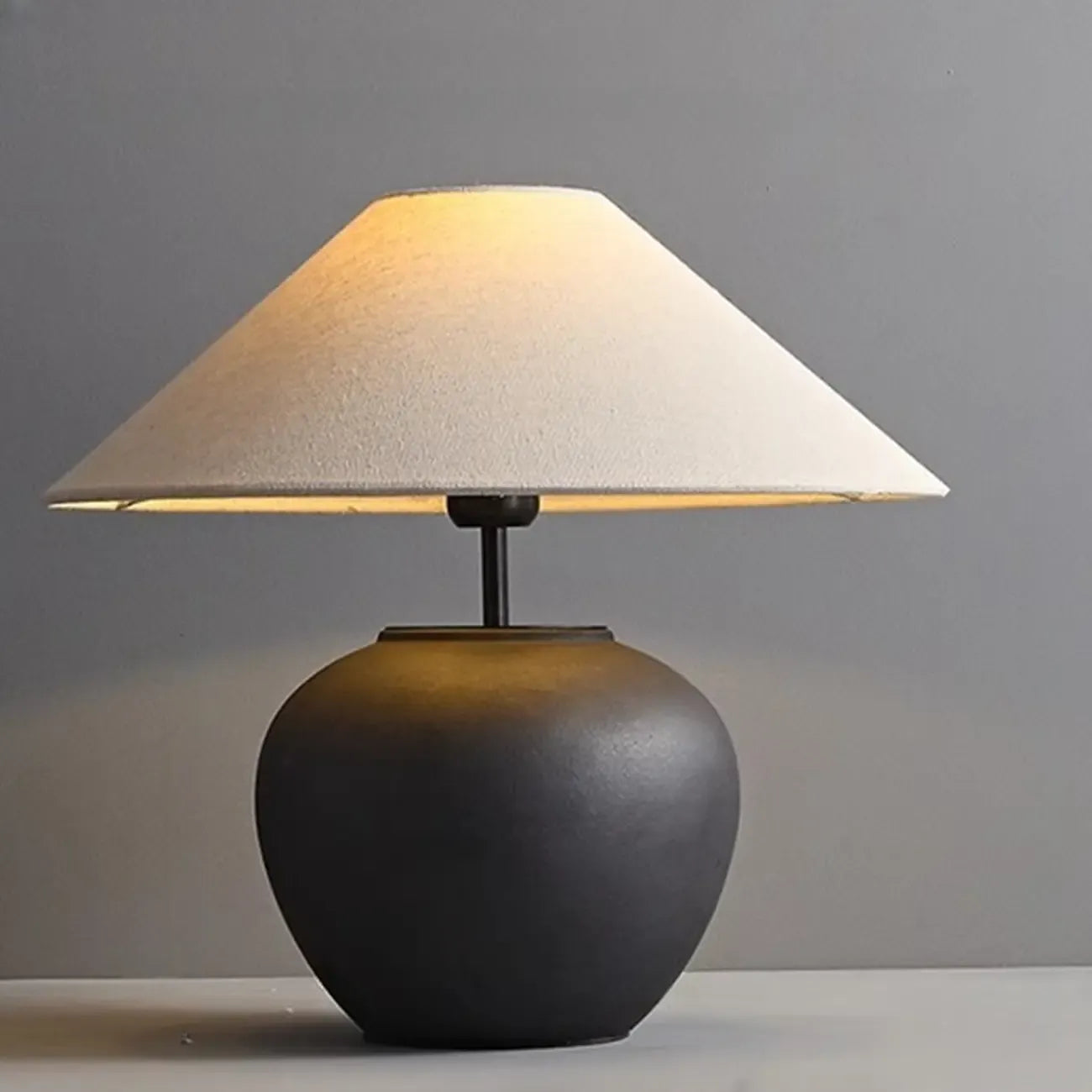 Lampe de table LED en céramique blanche avec abat-jour en tissu