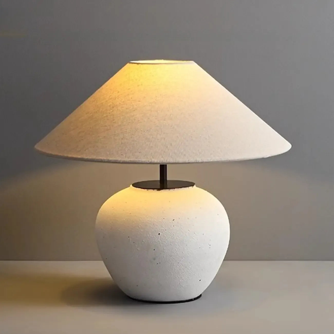 Lampe de table LED en céramique blanche avec abat-jour en tissu