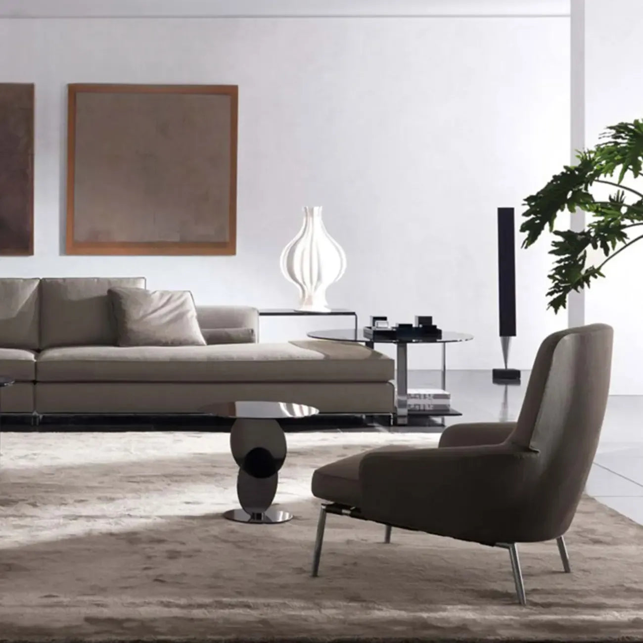 Table basse ronde en verre de style scandinave avec piètement abstrait