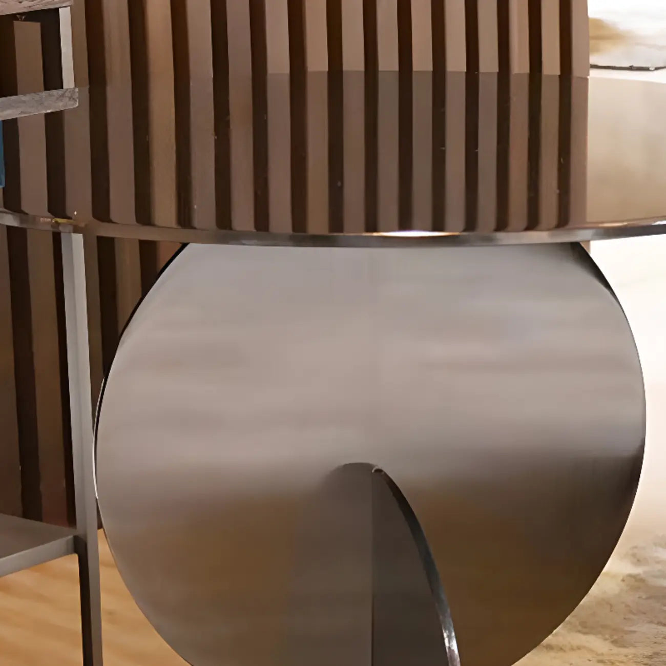 Table basse ronde en verre de style scandinave avec piètement abstrait