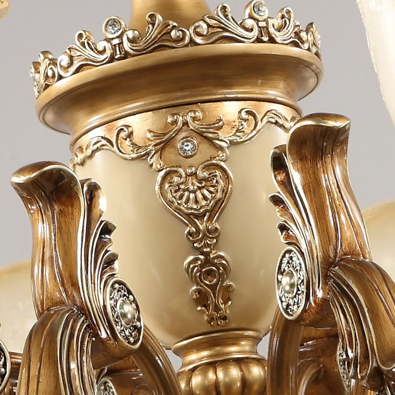 Lustre vintage en laiton, céramique et verre, en forme de cloche, avec éclairage indirect, pour salon.