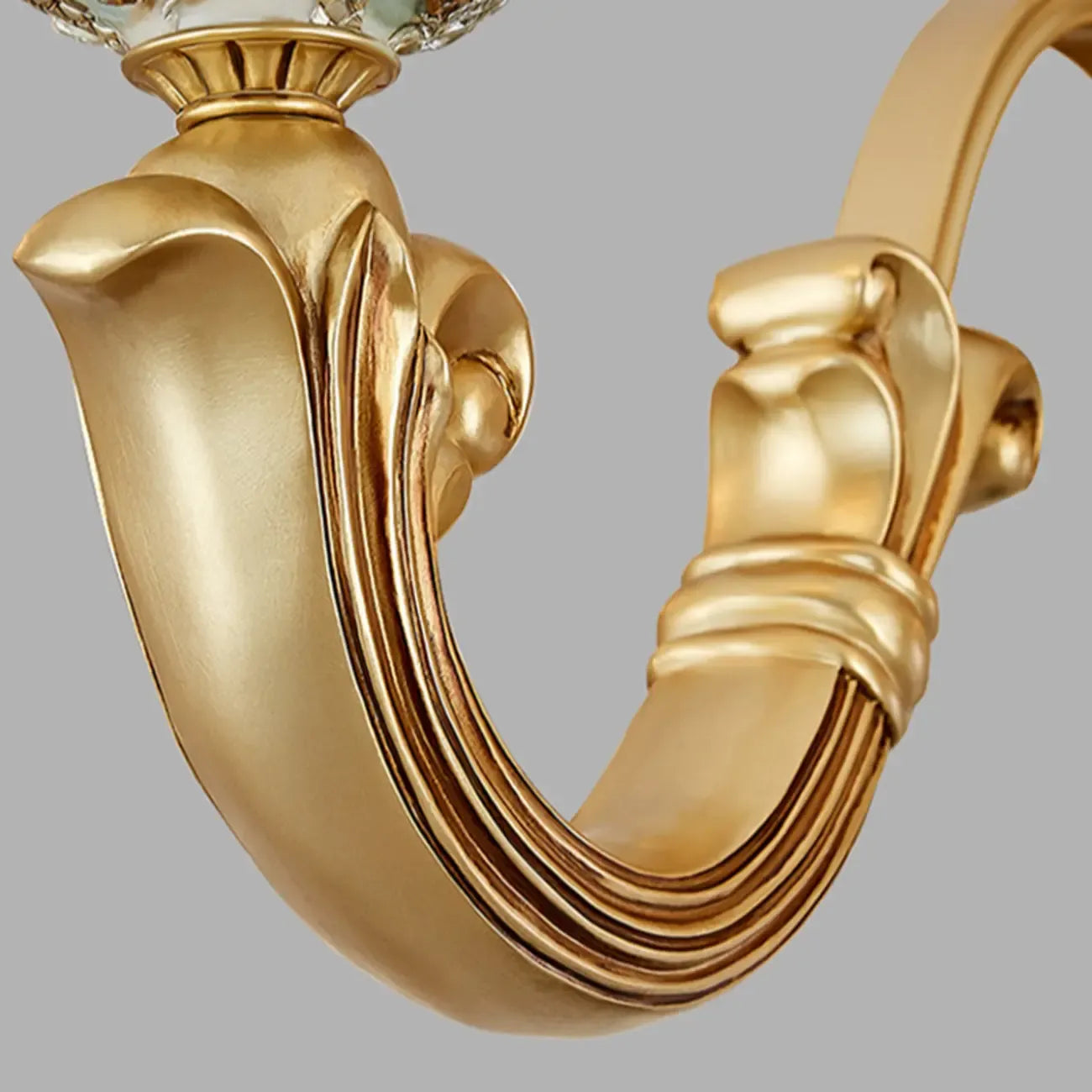 Lustre antique en céramique dorée avec cloche en verre dépoli