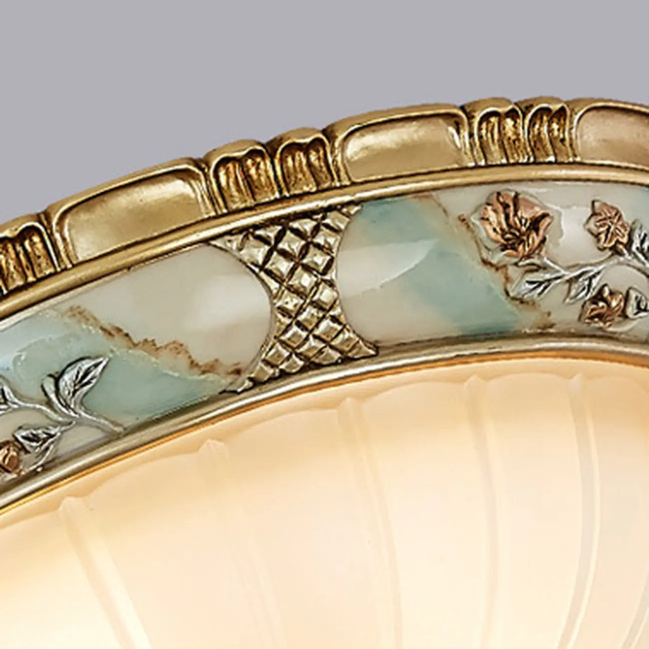 Lustre antique en céramique dorée avec cloche en verre dépoli