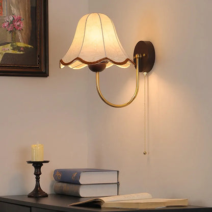 Applique murale LED moderne en bois de noyer avec abat-jour en tissu pour intérieur