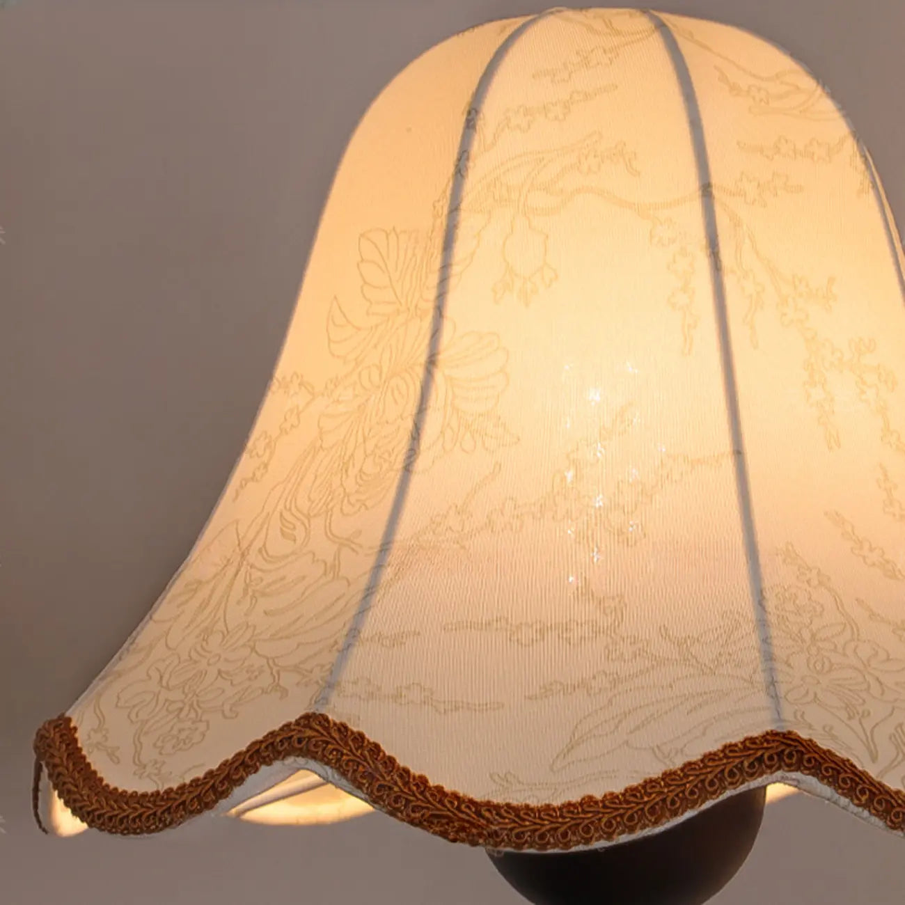 Applique murale LED moderne en bois de noyer avec abat-jour en tissu pour intérieur