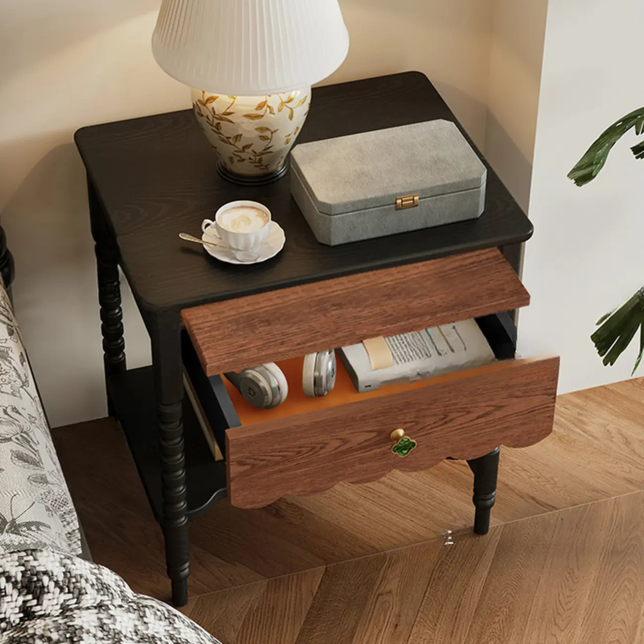 Table de chevet vintage en bois vieilli avec tiroir et étagères