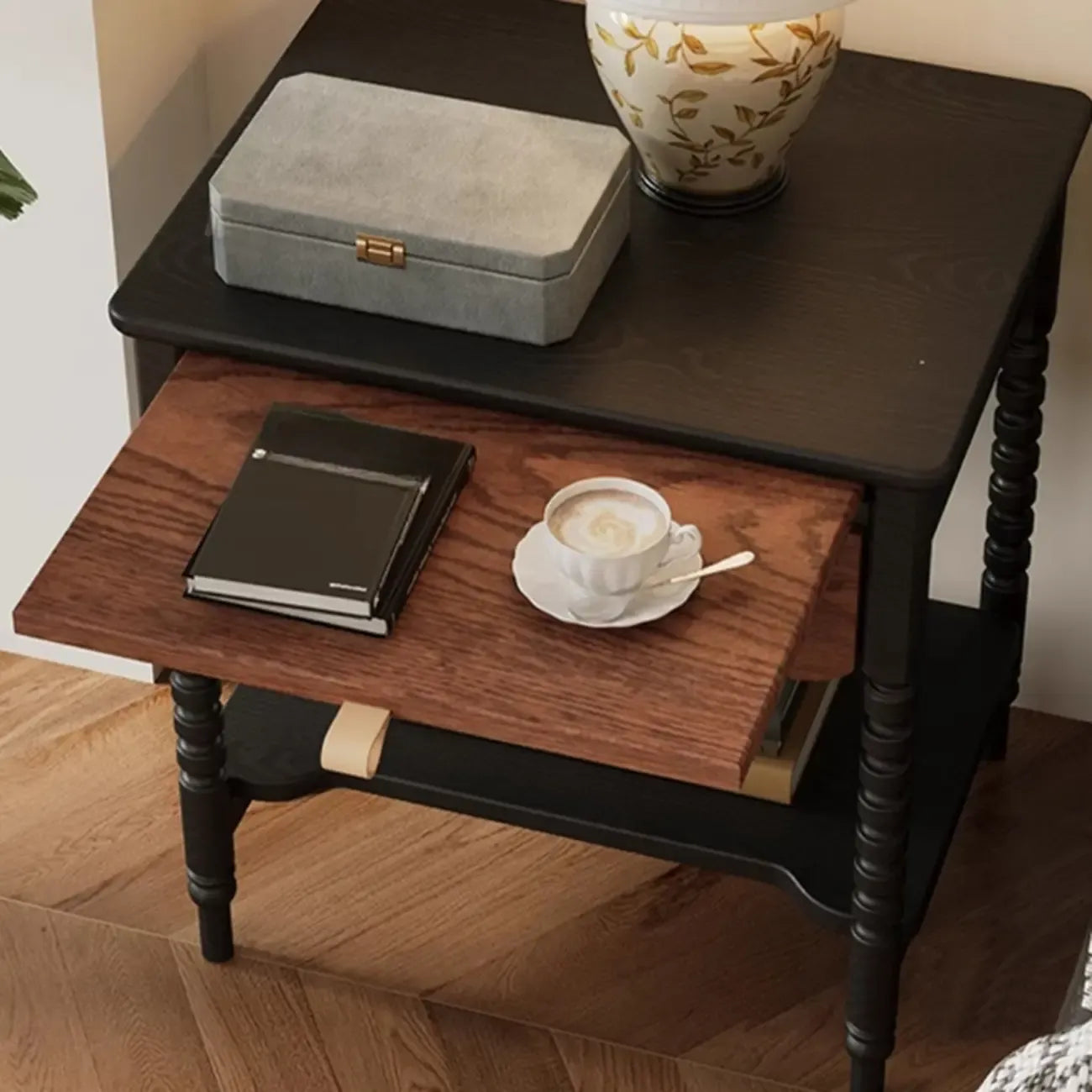 Table de chevet vintage en bois vieilli avec tiroir et étagères
