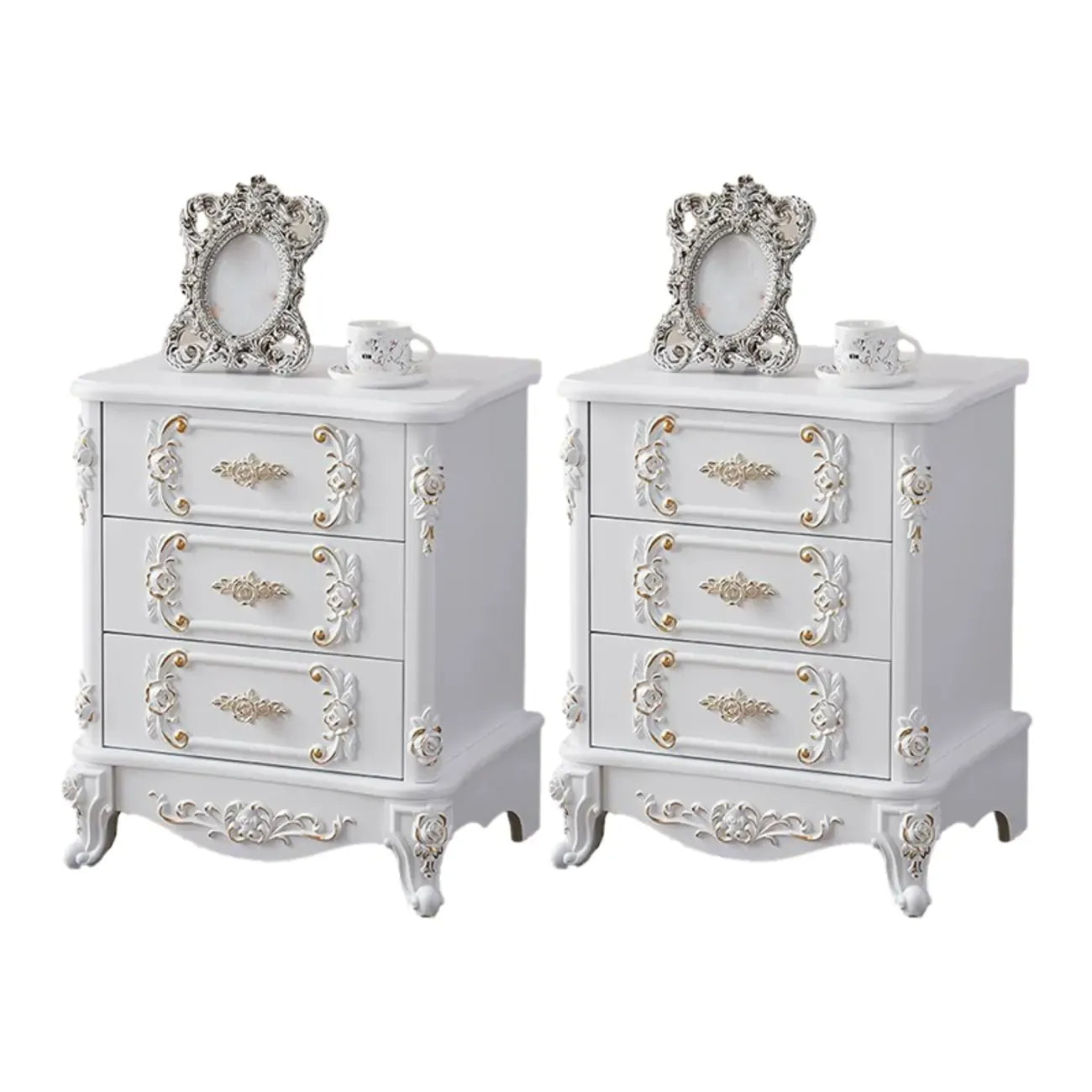 Table de chevet traditionnelle en bois blanc sculpté à 3 tiroirs