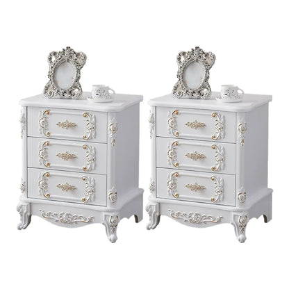 Table de chevet traditionnelle en bois blanc sculpté à 3 tiroirs