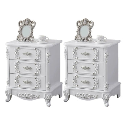 Table de chevet traditionnelle en bois blanc sculpté à 3 tiroirs