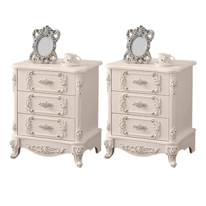 Table de chevet traditionnelle en bois blanc sculpté à 3 tiroirs