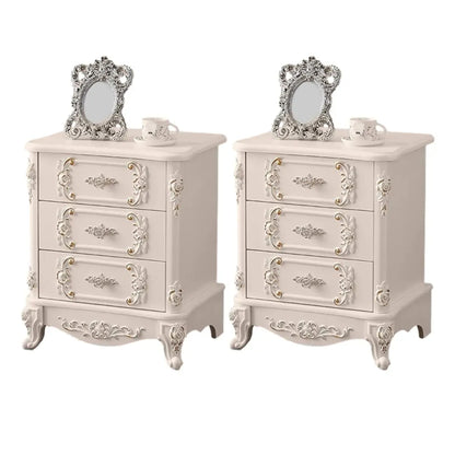 Table de chevet traditionnelle en bois blanc sculpté à 3 tiroirs