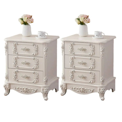Table de chevet traditionnelle en bois blanc sculpté à 3 tiroirs