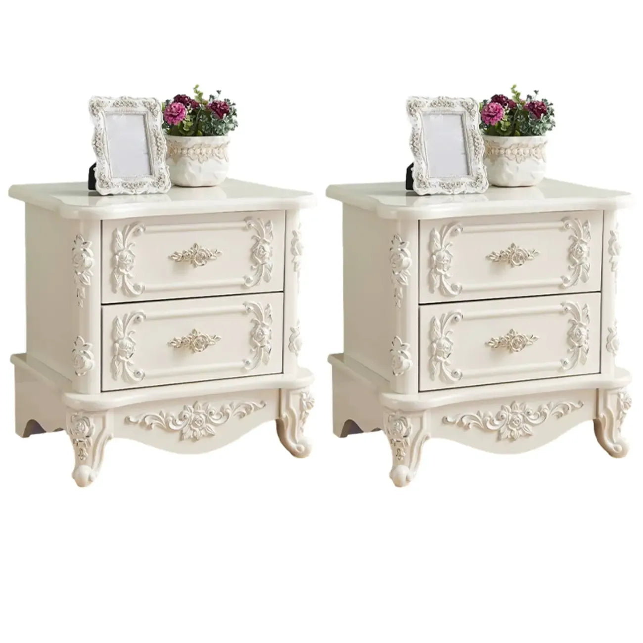 Table de chevet traditionnelle en bois blanc sculpté à 3 tiroirs