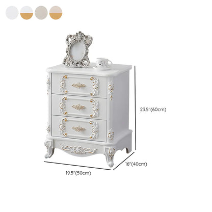 Table de chevet traditionnelle en bois blanc sculpté à 3 tiroirs