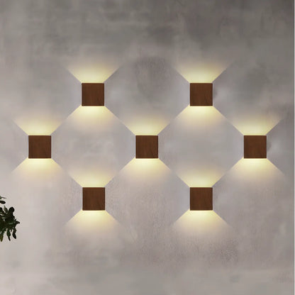 Applique murale géométrique en noyer à 2 lumières LED avec éclairage haut et bas