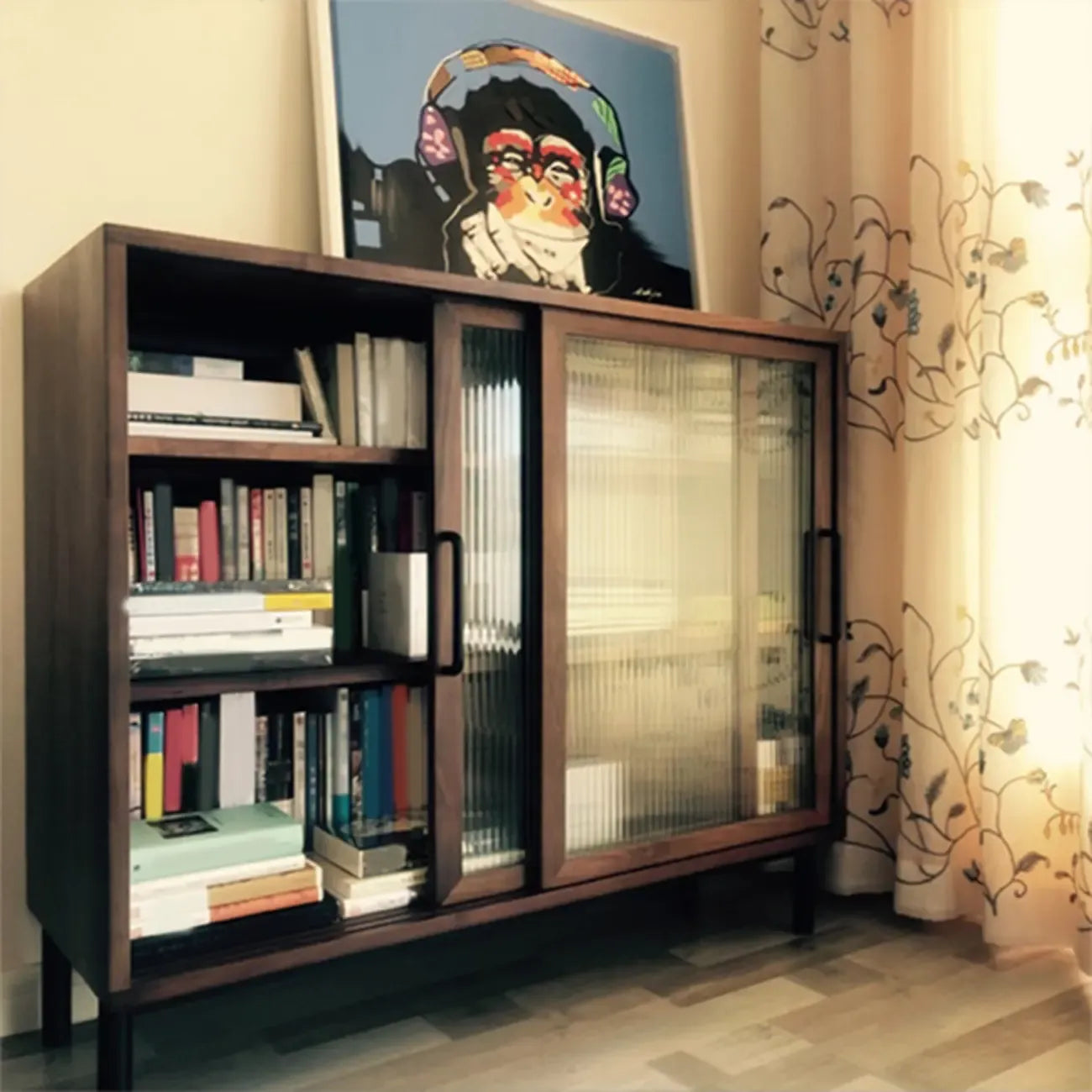 Armoire de rangement moderne en bois naturel avec portes coulissantes en verre