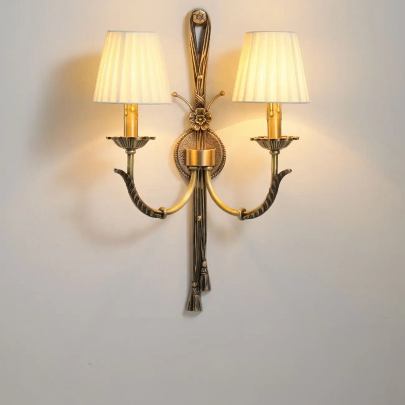 Applique murale géométrique vintage à double bras en laiton et tissu pour intérieur