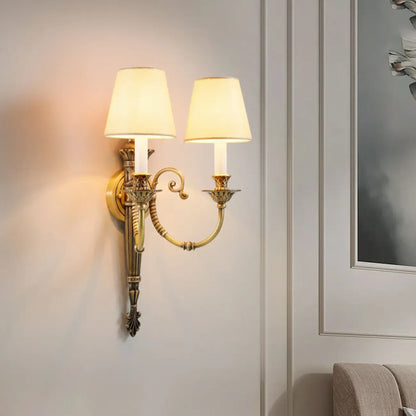 Applique murale géométrique vintage à double bras en laiton et tissu pour intérieur