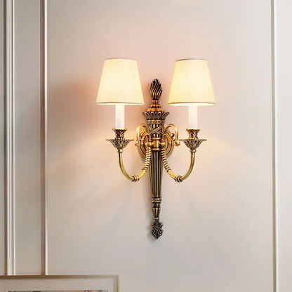 Applique murale géométrique vintage à double bras en laiton et tissu pour intérieur