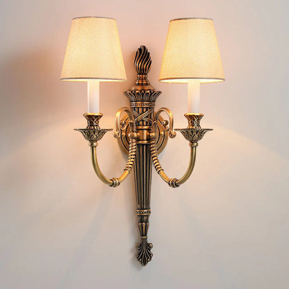 Applique murale géométrique vintage à double bras en laiton et tissu pour intérieur