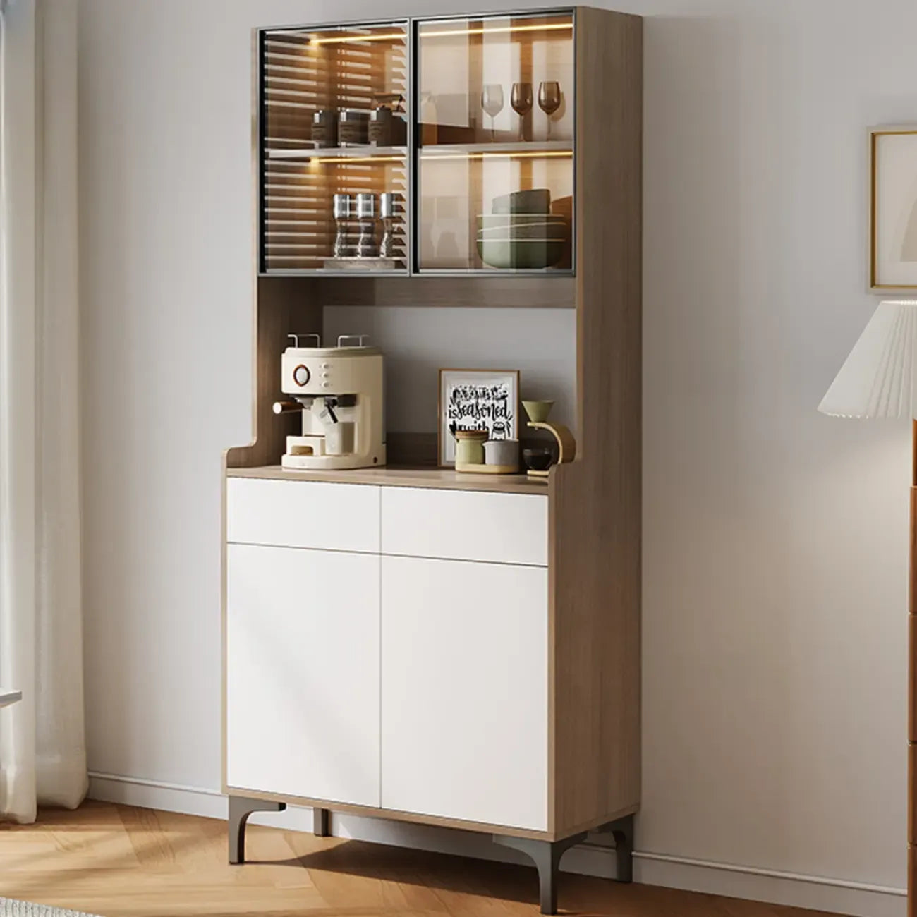 Grand buffet en bois avec portes vitrées et étagère supérieure