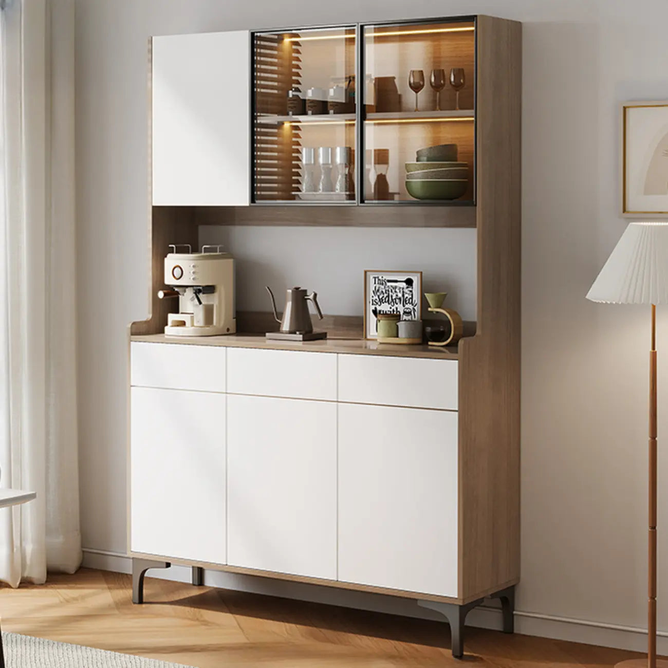 Grand buffet en bois avec portes vitrées et étagère supérieure