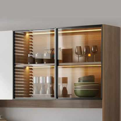 Grand buffet en bois avec portes vitrées et étagère supérieure