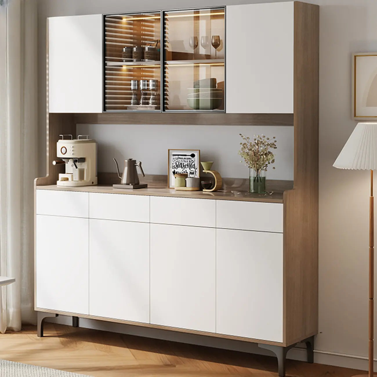 Grand buffet en bois avec portes vitrées et étagère supérieure