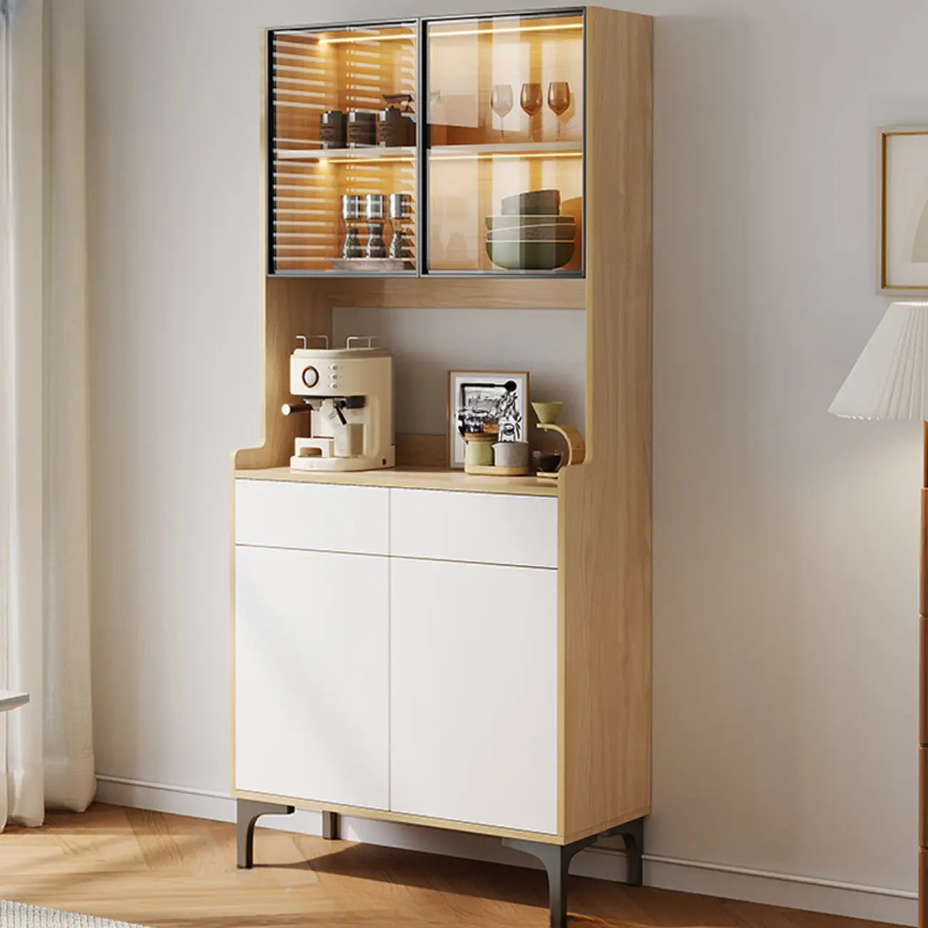 Grand buffet en bois avec portes vitrées et étagère supérieure