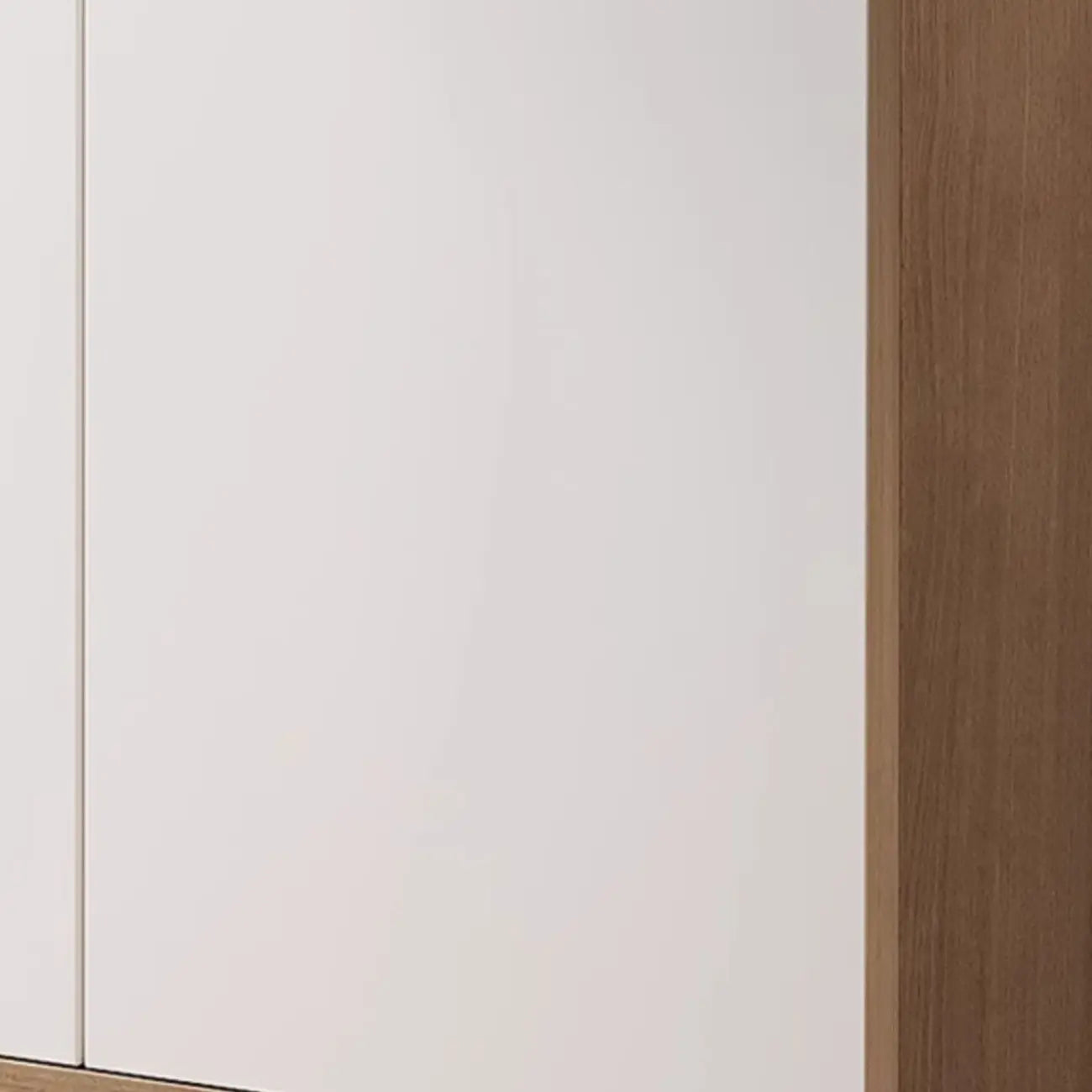 Grand buffet en bois avec portes vitrées et étagère supérieure