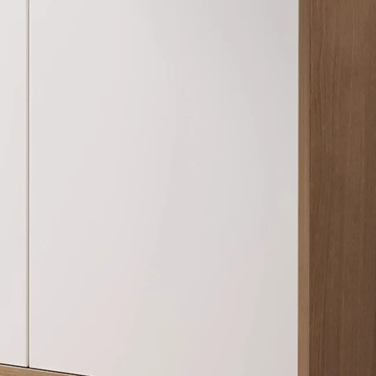 Grand buffet en bois avec portes vitrées et étagère supérieure